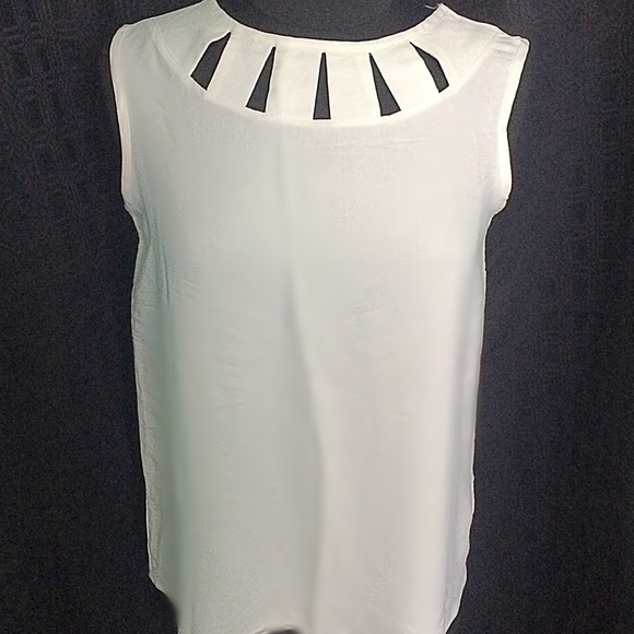 Nicola White Cut Out Neckline Sleeveless Top - Picture 6 of 7